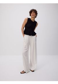 Reserved - Dzianinowy top z baskinką - czarny. Kolor: czarny. Materiał: dzianina. Wzór: ażurowy