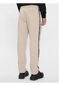 Calvin Klein Jeans Spodnie dresowe Logo Tape J30J324376 Beżowy Relaxed Fit. Kolor: beżowy. Materiał: syntetyk #4