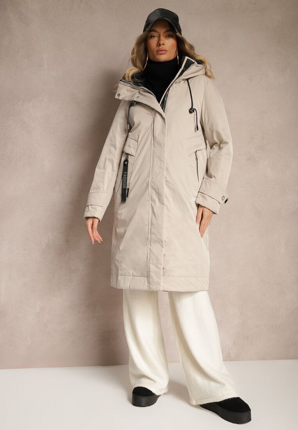 Renee - Beżowa Kurtka Parka o Pudełkowym Kroju z Kapturem i Kieszeniami Kaionna. Okazja: na spacer, na co dzień. Typ kołnierza: kaptur. Kolor: beżowy. Materiał: jeans. Sezon: zima. Styl: casual