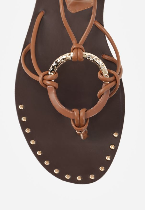 Renee - Brązowe Sandały Japonki w Stylu Rzymianek z Metaliczną Aplikacją Nemorlyn. Okazja: na co dzień. Zapięcie: pasek. Kolor: brązowy. Materiał: len. Wzór: aplikacja. Sezon: lato. Obcas: na płaskiej podeszwie. Styl: boho, wakacyjny, casual