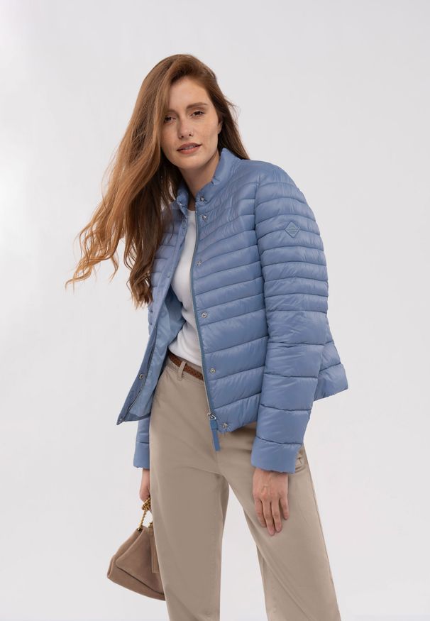 Volcano - Kurtka pikowana casual J-COMO. Okazja: na co dzień. Typ kołnierza: kołnierzyk stójkowy. Kolekcja: plus size. Kolor: niebieski. Materiał: materiał, poliamid, puch. Wzór: kwiaty. Styl: casual