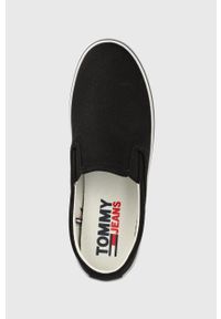 Tommy Jeans tenisówki damskie kolor czarny. Nosek buta: okrągły. Kolor: czarny. Materiał: guma, bawełna. Szerokość cholewki: normalna
