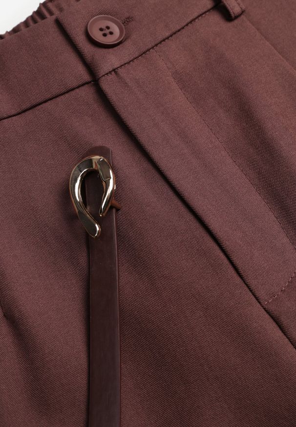 Born2be - Brązowe Eleganckie Szorty z Wysokim Stanem i Wąskim Paskiem z Klamrą Rissarah. Okazja: na co dzień. Stan: podwyższony. Kolor: brązowy. Styl: elegancki