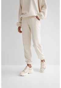 Marsala - Spodnie dresowe typu jogger w kolorze BRIGHT BEIGE ze strukturalnej dzianiny - DISPLAY-XL. Stan: podwyższony. Materiał: dzianina, dresówka. Styl: elegancki