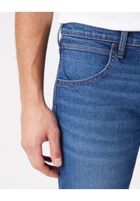 Wrangler - WRANGLER COLTON SHORTS MĘSKIE SZORTY KRÓTKIE SPODENKI BLUE ARCADE W15VYL31Q 112145846. Długość: krótkie #5