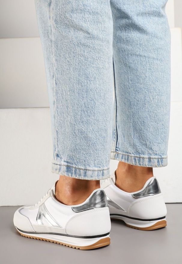 Renee - Białe Sneakersy Ozdobione Geometrycznym Motywem Clevandra. Okazja: na co dzień. Kolor: biały. Materiał: jeans. Szerokość cholewki: normalna. Wzór: geometria, aplikacja