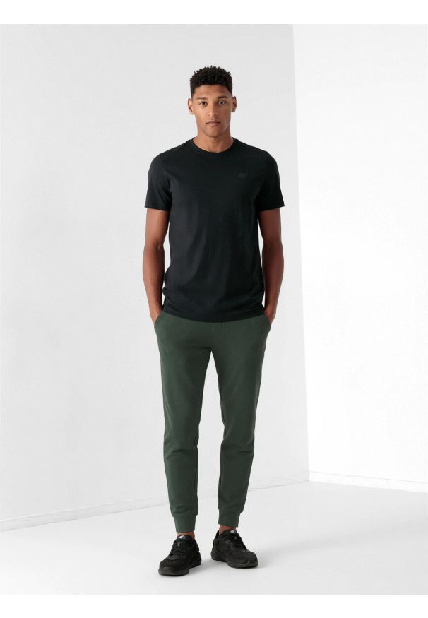 4f - Spodnie dresowe joggery męskie. Kolor: zielony. Materiał: dresówka