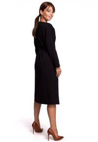 BE - Bawełniana sukienka dzianinowa z paskiem asymetryczny dekolt czarna. Kolor: czarny. Materiał: dzianina, bawełna. Typ sukienki: asymetryczne. Styl: elegancki. Długość: midi