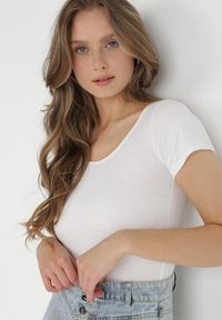 Born2be - Białe Body Agathatea. Okazja: na co dzień. Kolor: biały. Materiał: bawełna, materiał. Długość rękawa: krótki rękaw. Długość: krótkie. Wzór: gładki, aplikacja. Styl: klasyczny, casual #4