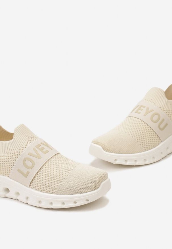 Renee - Beżowe Buty Sportowe z Napisem LOVE i Elastyczną Cholewką Alaissa. Nosek buta: okrągły. Kolor: beżowy. Szerokość cholewki: normalna. Wzór: napisy