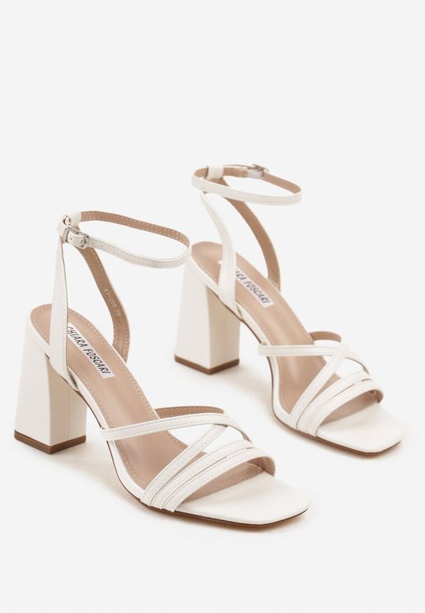 Renee - Białe Sandały na Słupku Ozdobione Paskami Doroti. Okazja: na spotkanie biznesowe. Nosek buta: otwarty. Zapięcie: pasek. Kolor: biały. Wzór: aplikacja. Materiał: materiał. Sezon: lato. Obcas: na słupku. Styl: biznesowy, elegancki, klasyczny. Wysokość obcasa: średni