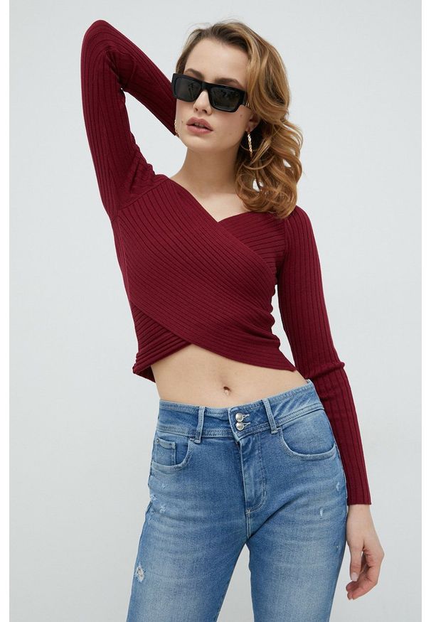Guess sweter damski kolor bordowy lekki. Kolor: czerwony. Materiał: włókno, dzianina. Długość rękawa: raglanowy rękaw. Wzór: gładki