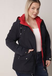 Born2be - Granatowo-Czerwona Przejściowa Kurtka Dwustronna o Kroju Parki z Pikowaniem Wewnątrz Zidelle. Typ kołnierza: kaptur. Kolor: niebieski. Materiał: poliester, jeans. Styl: sportowy #1