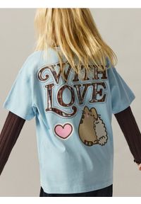 Reserved - T-shirt z nadrukiem Pusheen - jasnoniebieski. Kolor: niebieski. Materiał: bawełna. Wzór: nadruk #1