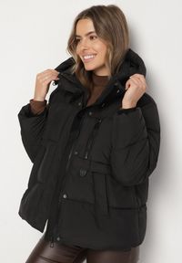 Born2be - Czarna Oversizowa Kurtka z Pikowanymi Przeszyciami i Kapturem Galimea. Okazja: na co dzień. Kolor: czarny. Materiał: jeans, poliester. Wzór: aplikacja. Styl: casual, klasyczny #2