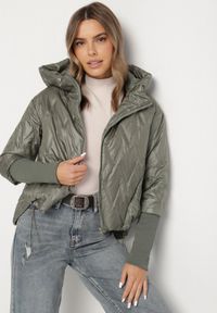 Born2be - Zielona Kurtka z Pikowanymi Przeszyciami o Pudełkowym Kroju Tacholla. Okazja: na co dzień, na spacer. Kolor: zielony. Materiał: jeans. Wzór: aplikacja. Styl: casual #5