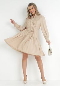 Born2be - Jasnobeżowa Sukienka ze Stójką i Koronkowymi Lamówkami Zelna. Typ kołnierza: kołnierzyk stójkowy. Kolor: beżowy. Materiał: koronka. Typ sukienki: koszulowe. Styl: retro. Długość: midi