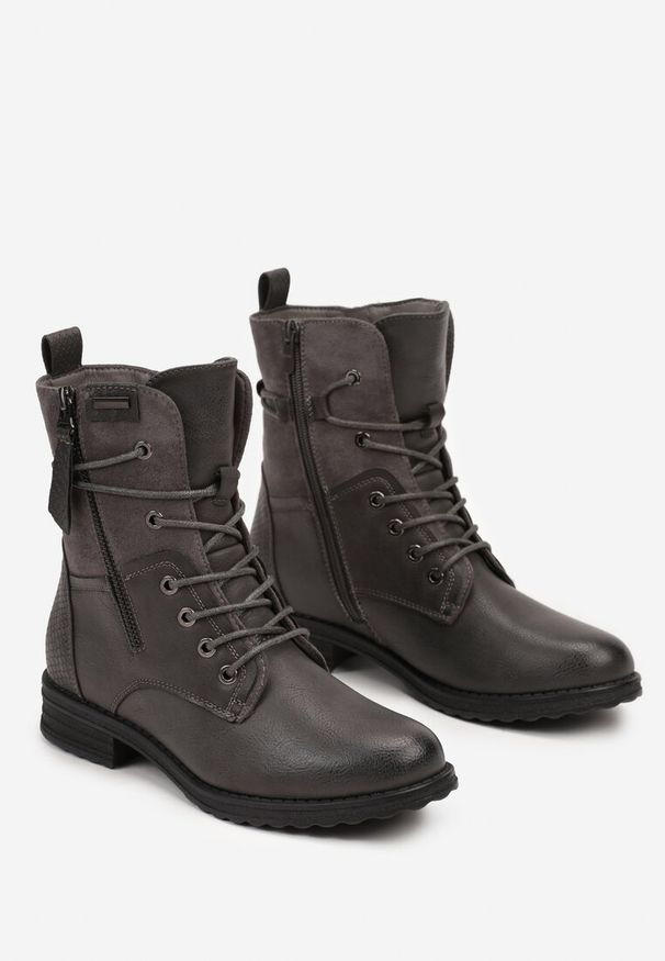 Born2be - Szare Botki Workery z Łączonych Materiałów z Ozdobnym Suwakiem Debiora. Okazja: na co dzień. Zapięcie: zamek. Kolor: szary. Materiał: materiał. Obcas: na płaskiej podeszwie. Styl: casual, elegancki