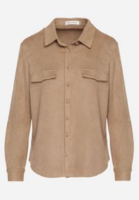 Born2be - Beżowa Koszula z Imitacji Zamszu Ozdobiona Klapami Retarna. Okazja: na co dzień. Typ kołnierza: kołnierzyk klasyczny. Kolor: beżowy. Materiał: zamsz. Wzór: aplikacja. Styl: klasyczny, casual, elegancki #7