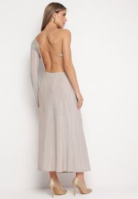 Born2be - Jasnobeżowa Sukienka Maxi o Asymetrycznym Kroju z Łańcuszkiem Verdisa. Kolor: beżowy. Wzór: aplikacja. Typ sukienki: asymetryczne. Styl: elegancki. Długość: maxi #4