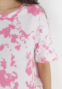 Born2be - Różowy T-shirt z Krótkim Rękawem i Wzorem Tie-Dye Kammi. Kolor: różowy. Materiał: bawełna. Długość rękawa: krótki rękaw. Długość: krótkie. Wzór: aplikacja #3