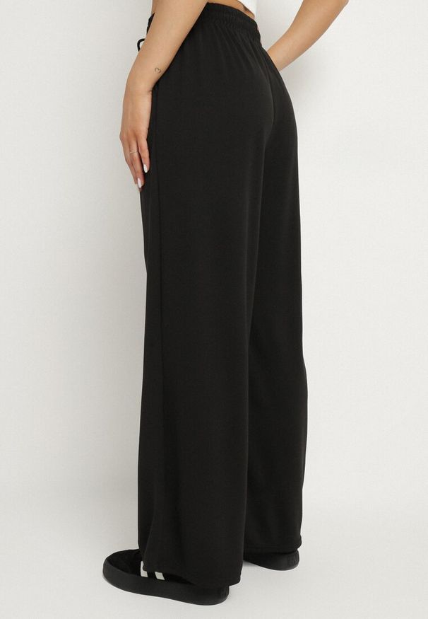 Born2be - Czarne Spodnie z Gumką w Pasie i Wsuwanymi Kieszeniami Tosille. Okazja: na co dzień. Kolor: czarny. Styl: elegancki, casual