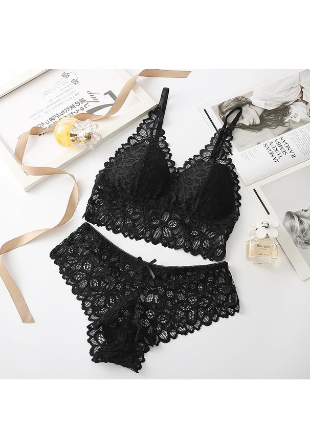 Intica - Komplet bielizny koronkowej braletka i figi na co dzień Jungeun. Stan: podwyższony. Kolor: czarny. Materiał: koronka. Wzór: aplikacja