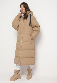 Born2be - Ciemnobeżowa Długa Kurtka Pikowana Płaszcz na Zamek z Kapturem Lesea. Okazja: na co dzień. Typ kołnierza: kaptur. Kolor: beżowy. Materiał: dzianina, jeans. Długość: długie. Styl: casual, elegancki #2