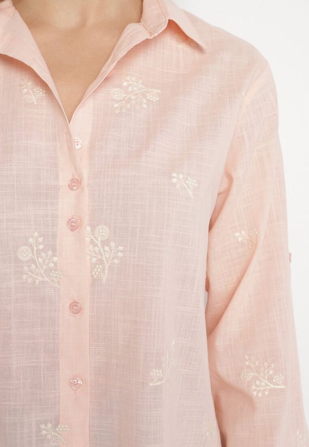 Born2be - Różowa Bawełniana Koszula z Regulowanymi Rękawami Domira. Okazja: na co dzień. Typ kołnierza: dekolt w kształcie V, kołnierzyk klasyczny. Kolor: różowy. Materiał: bawełna. Styl: casual, elegancki, klasyczny