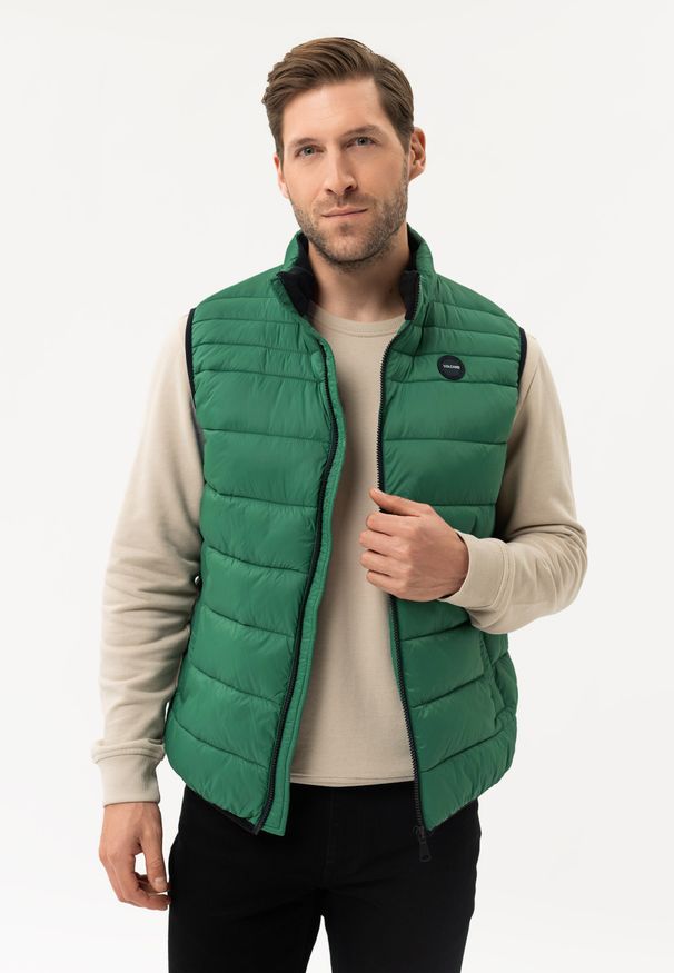 Volcano - Zielony bezrękawnik V-FINO. Okazja: na co dzień. Typ kołnierza: kołnierzyk stójkowy. Kolor: zielony. Materiał: włókno, polar, syntetyk, materiał, poliester. Długość rękawa: bez rękawów. Styl: casual, klasyczny