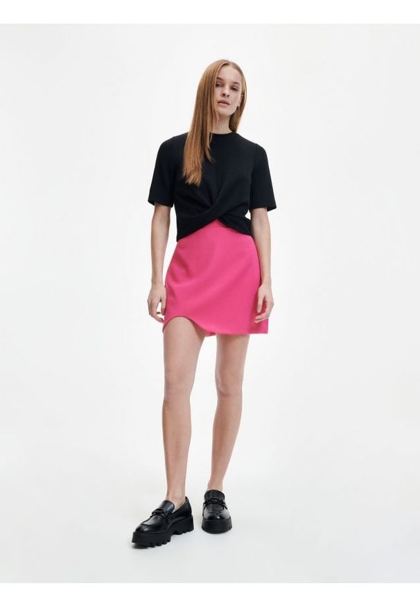 Reserved - Spódnica mini z wycięciem - intensywny róż. Kolor: różowy. Materiał: wiskoza, tkanina, poliester
