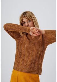 MOODO - Sweter ze wzorem warkocza. Typ kołnierza: dekolt w serek. Materiał: akryl. Długość rękawa: długi rękaw. Długość: długie. Styl: klasyczny #1