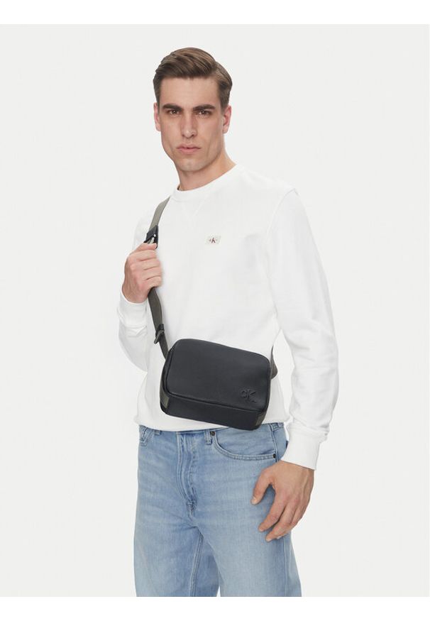 Calvin Klein Jeans Saszetka Cargo Camera Bag LV04G3081G Czarny. Kolor: czarny. Materiał: skóra