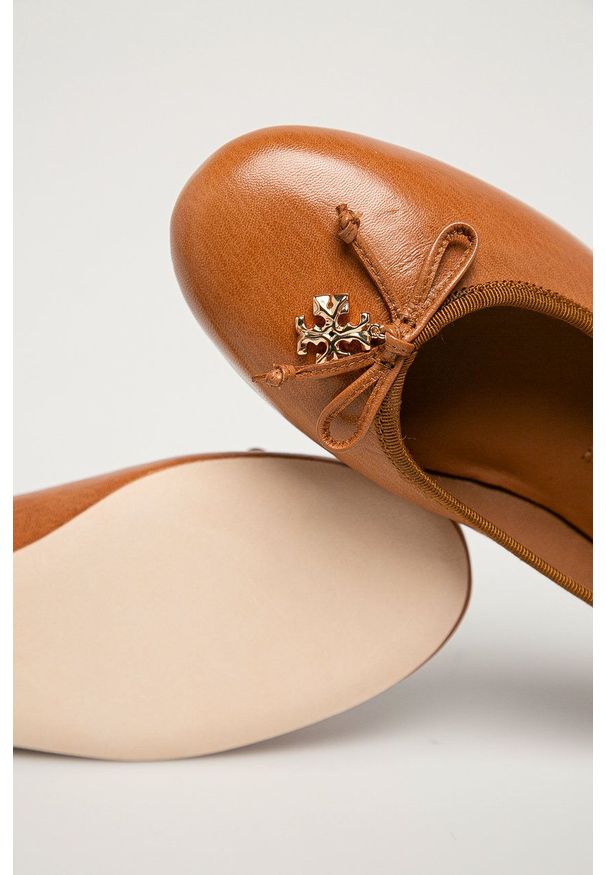 Tory Burch - Baleriny skórzane. Nosek buta: okrągły. Kolor: brązowy. Materiał: skóra. Obcas: na obcasie. Wysokość obcasa: niski