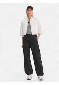 Tommy Jeans Kurtka bomber DW0DW22323 Biały Regular Fit. Kolor: biały. Materiał: syntetyk #2