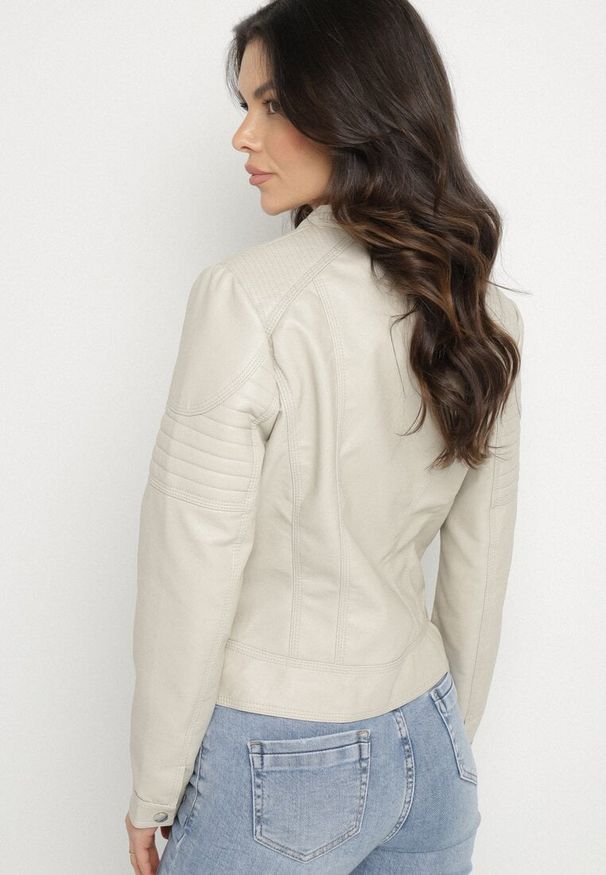 Born2be - Jasnobeżowa Kurtka Ramoneska w Motocyklowym Stylu ze Stójką i Napami Talirina. Okazja: na co dzień. Typ kołnierza: kołnierzyk stójkowy. Kolor: beżowy. Materiał: jeans. Styl: casual, elegancki