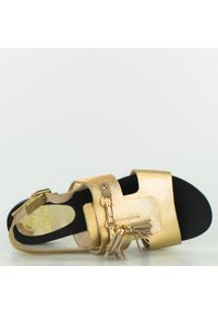 Inna - Sandały płaskie z frędzlami neonowe złote Sempre-37. Kolor: złoty. Wzór: aplikacja. Obcas: na obcasie. Styl: klasyczny, elegancki