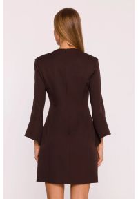 MOE - Elegancka sukienka z szerokimi mankietami dekolt V brązowa. Okazja: na co dzień, do pracy, na spotkanie biznesowe. Typ kołnierza: dekolt w kształcie V. Kolor: niebieski, brązowy. Materiał: tkanina. Wzór: gładki. Typ sukienki: dopasowane, proste. Styl: elegancki. Długość: mini #4