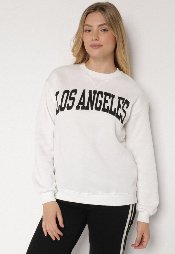 Born2be - Biała Bluza z Bawełną i Napisem Fezorla. Okazja: na co dzień. Kolor: biały. Materiał: bawełna. Wzór: napisy. Styl: klasyczny, casual, elegancki