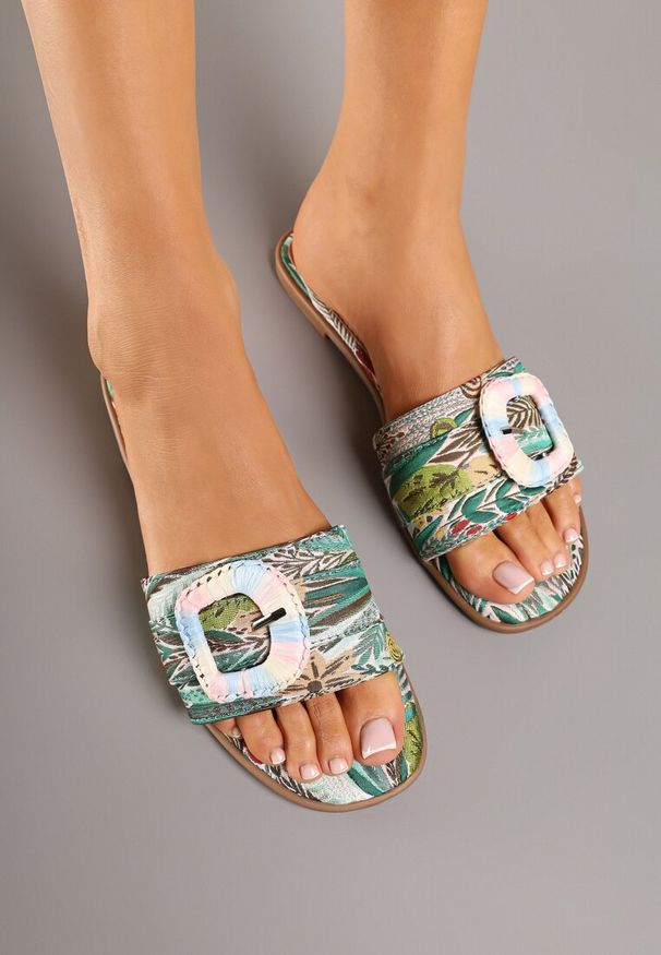 Born2be - Zielone Klapki z Ozdobną Klamrą Katilissa. Okazja: na co dzień. Kolor: zielony. Styl: elegancki, casual