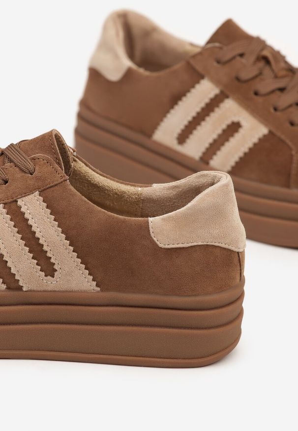 Renee - Brązowe Sneakersy Zamszowe na Platformie z Wkładką ze Skóry Naturalnej i Aplikacją Rilarina. Okazja: na co dzień. Kolor: brązowy. Materiał: zamsz, skóra. Wzór: aplikacja. Obcas: na platformie
