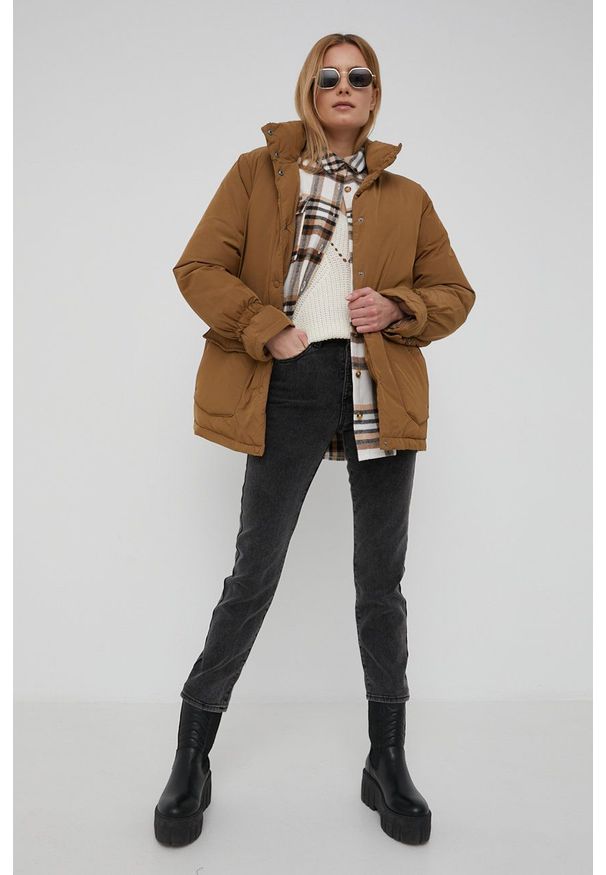 Vero Moda kurtka damska kolor brązowy zimowa. Okazja: na co dzień. Kolor: brązowy. Materiał: materiał, włókno. Wzór: gładki. Sezon: zima. Styl: casual