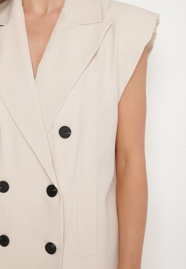 Born2be - Jasnobeżowa Kamizelka Garniturowa z Usztywnionymi Ramionami Ellavessa. Okazja: na co dzień. Kolor: beżowy. Materiał: jeans. Styl: casual, elegancki