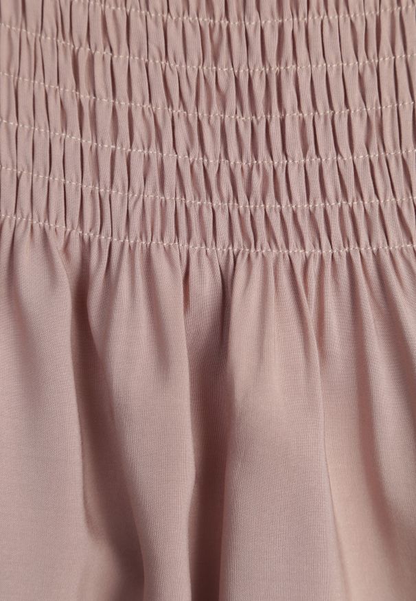 Renee - Beżowa Sukienka z Wiskozy w Stylu Hiszpanki Ozdobiona Marszczeniem Jenalena. Okazja: na co dzień. Typ kołnierza: dekolt hiszpanka. Kolor: beżowy. Materiał: wiskoza. Wzór: aplikacja. Typ sukienki: z odkrytymi ramionami. Styl: casual