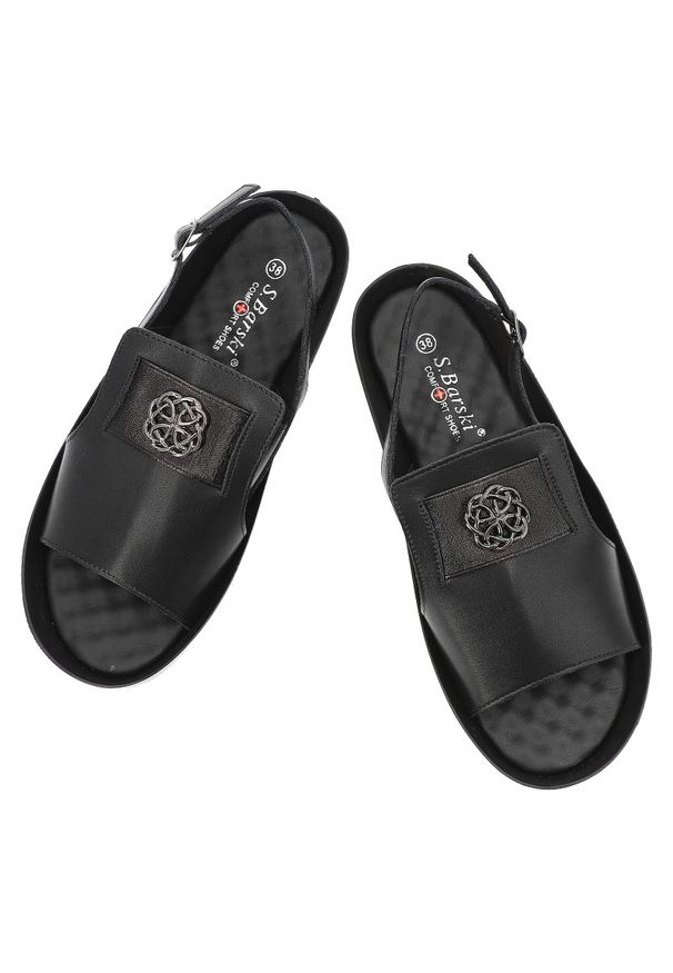 Czarne Sandały S.Barski Stylowe Obuwie Damskie. Okazja: na co dzień. Zapięcie: pasek. Kolor: czarny. Wzór: aplikacja, gładki. Sezon: lato. Obcas: na koturnie. Styl: elegancki