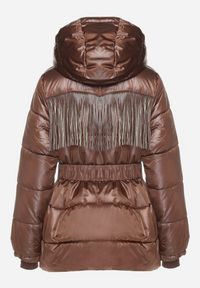 Born2be - Brązowa Pikowana Kurtka z Kapturem i Paskiem z Marszczeniem Zdobiona Frędzlami Sanoria. Okazja: na co dzień. Typ kołnierza: kaptur. Kolor: brązowy. Materiał: jeans. Wzór: aplikacja. Styl: casual, elegancki #4