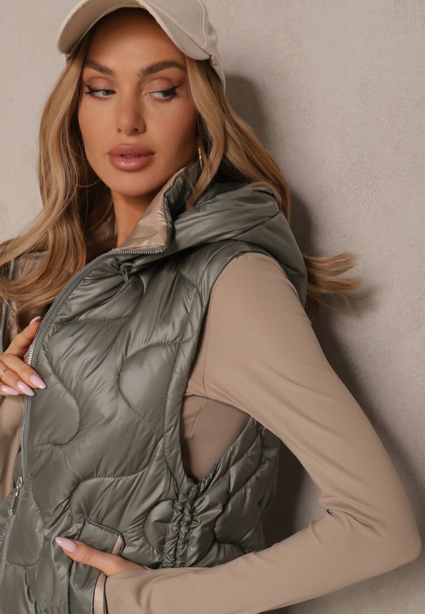 Renee - Zielona Kamizelka z Odpinanym Kapturem Ozdobnie Pikowana Silzeki. Okazja: na co dzień. Kolor: zielony. Materiał: jeans, materiał. Sezon: jesień, wiosna. Styl: sportowy, klasyczny, elegancki, casual