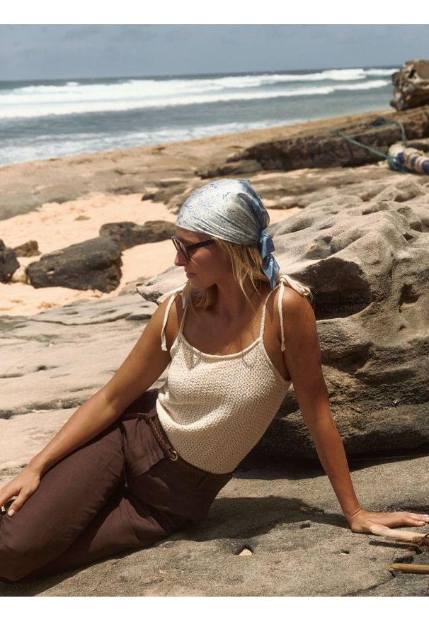 Reserved - Top z bawełną - kremowy. Kolor: kremowy. Materiał: bawełna