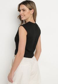Born2be - Czarna Taliowana Bluzka Bez Rękawów z Guzikiem z Tyłu Redalisa. Okazja: na co dzień. Kolor: czarny. Materiał: jeans. Długość rękawa: bez rękawów. Styl: klasyczny, casual #6