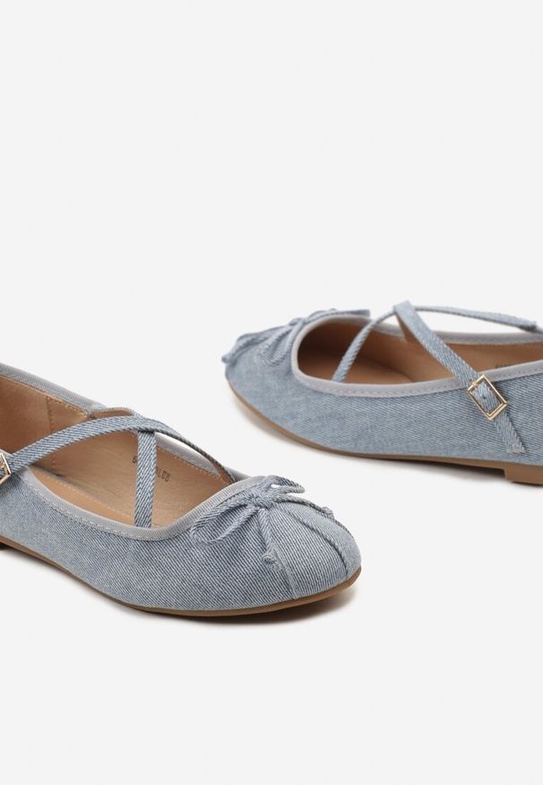 Born2be - Niebieskie Balerinki z Kokardką i Sprzączkami Yrisa. Okazja: na co dzień. Zapięcie: sprzączka. Kolor: niebieski. Materiał: dzianina. Wzór: aplikacja. Obcas: na obcasie. Styl: klasyczny, elegancki, casual. Wysokość obcasa: niski